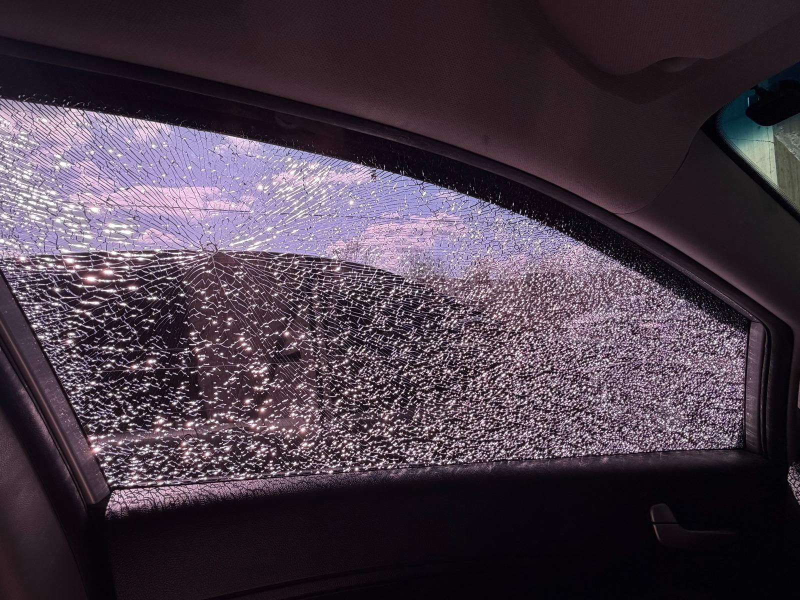 주행중 갑자기 유리창이 박살났습니다.... 해결방법 아시는 분 있으실까요?