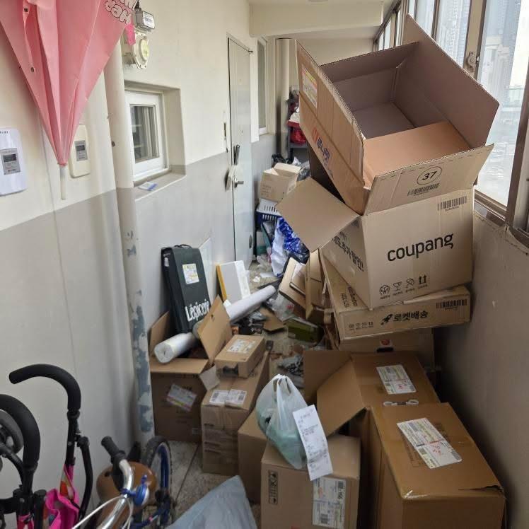 아파트 복도 가득 쌓인 쓰레기 박스…배달기사도 진입 불가