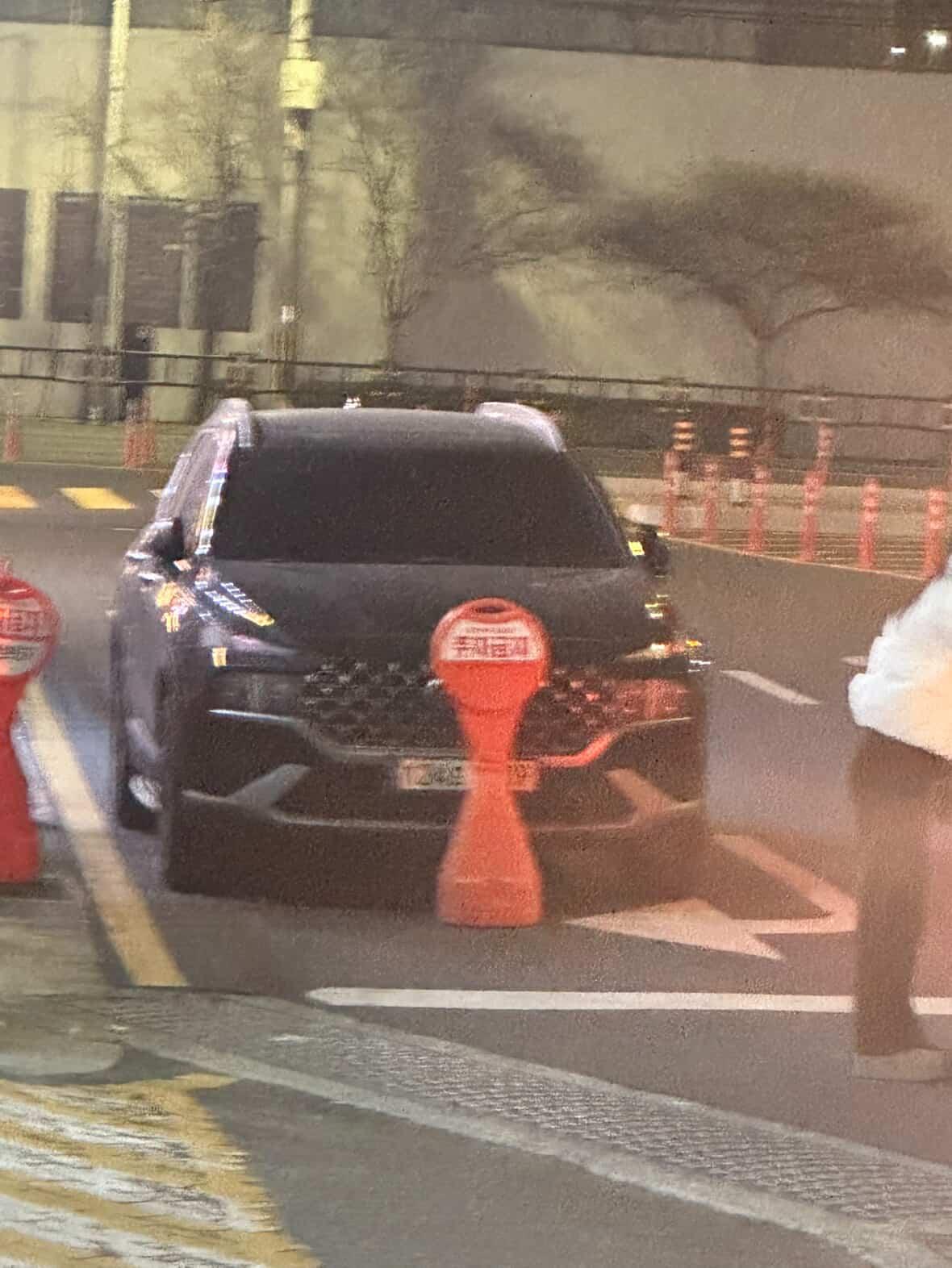 주차금지 표지판으로 번호판 가린 차량, 즉시 신고