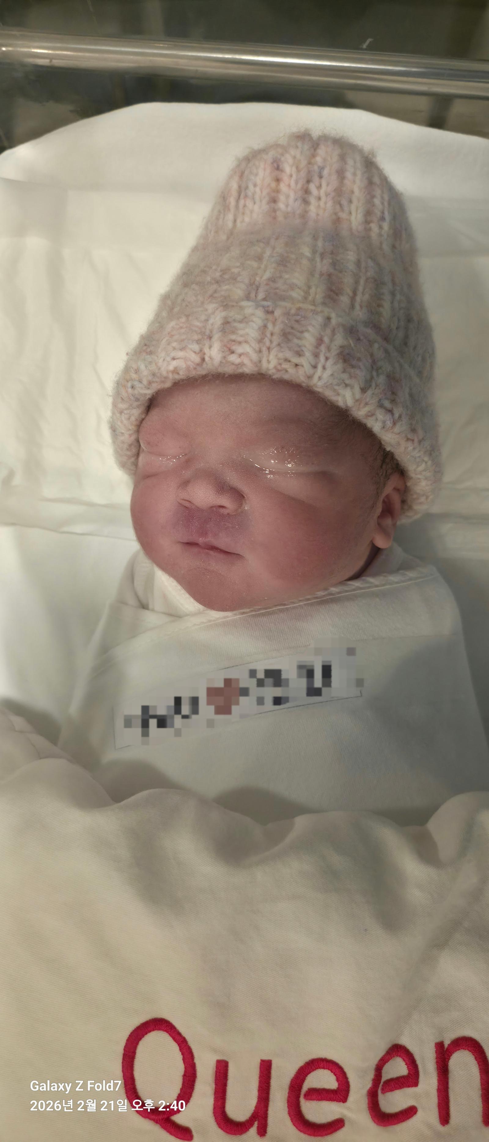 오늘 저희 부부를 축하해 줄 가족이 없네요