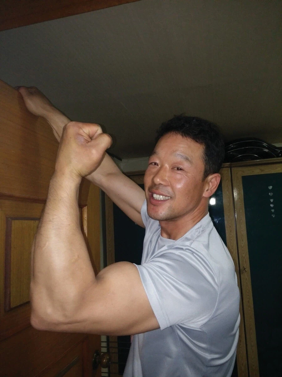 주먹한방으로 멧돼지를 제압한 50대 아재.jpg_1.webp