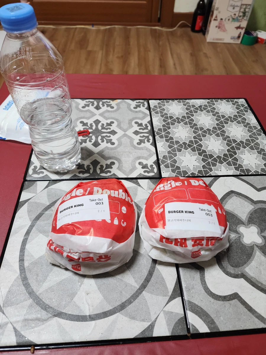 새벽 4시에 햄버거 먹는 사람이 어딨냐고