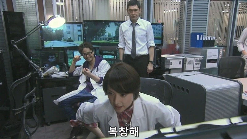 잠입수사하는 여자형사는 얼굴만 반반하면 되는거 아님?_12.webp