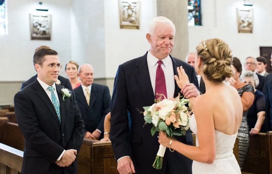 죽어서도 딸의 결혼식에서 함께 걸은 아버지.jpg