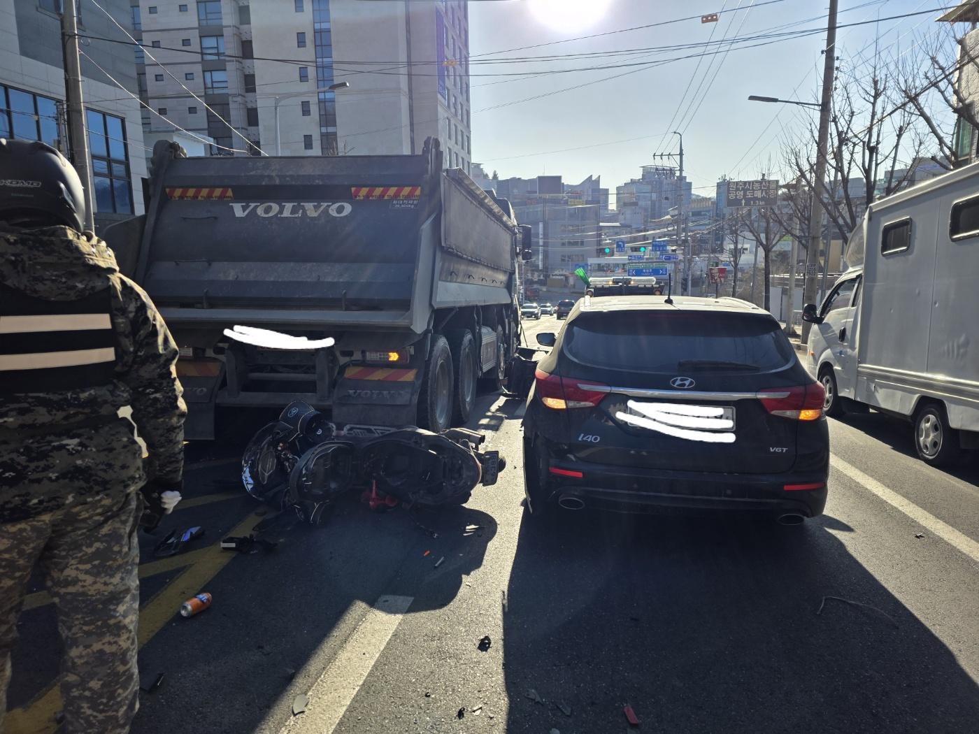 영상추가2월7일 원주시 단계동 오후 3시40분 덤프, 오토바이, 승용차 3중 추돌 사고 오토바이 운전자 찾아요..