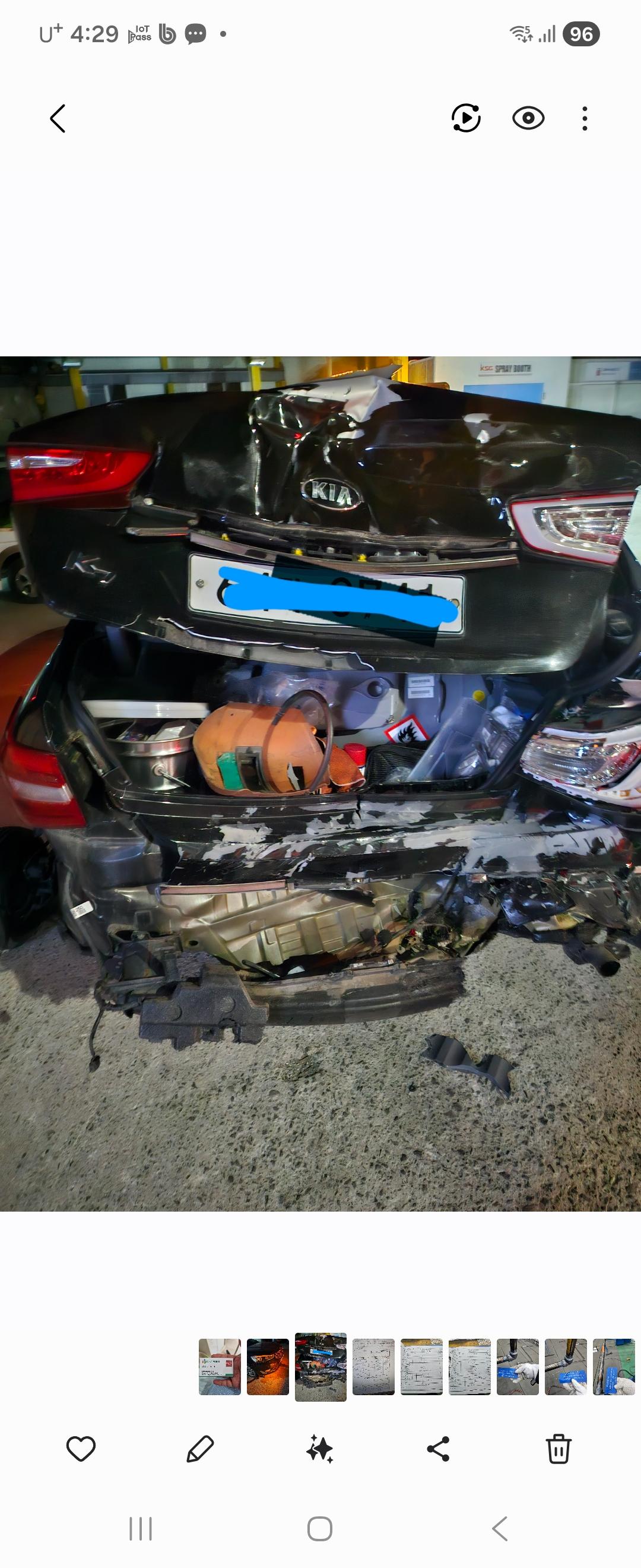 신호대기중 3중추돌사고..스타렉스운전자 차버리고 도주..