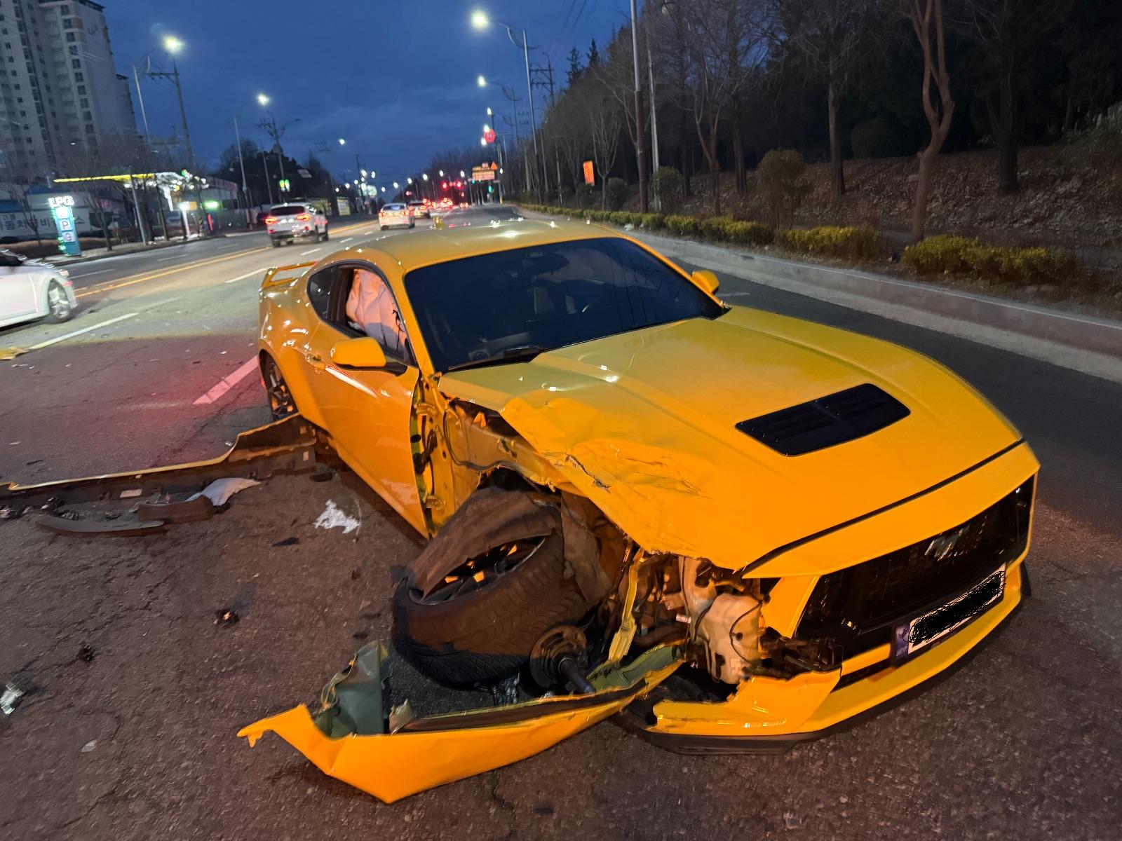 왕복8차선 불법유턴 시도하는 가로본능 차량,,, 머스탱 GT 전손,,어떻게 보시나요?