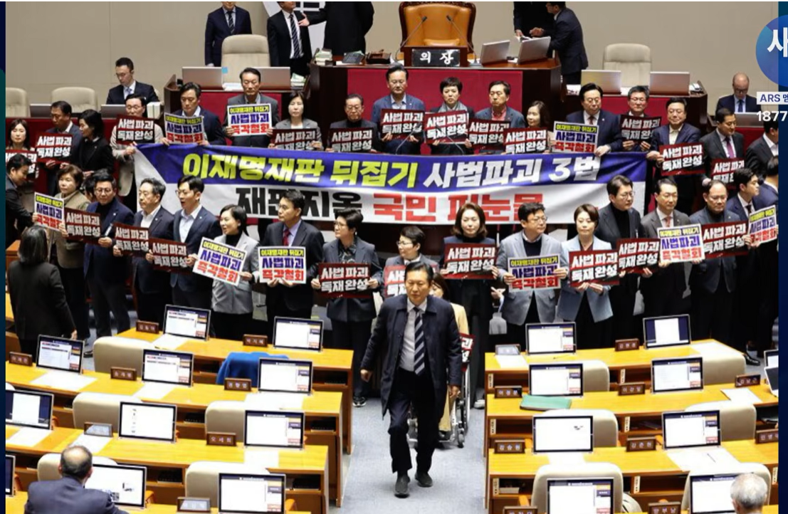 어? 이거 분명히 본 장면 인데.. .. .. .