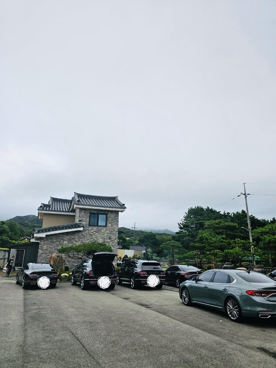 널찍한 마당이 있는 큰 댁입니다