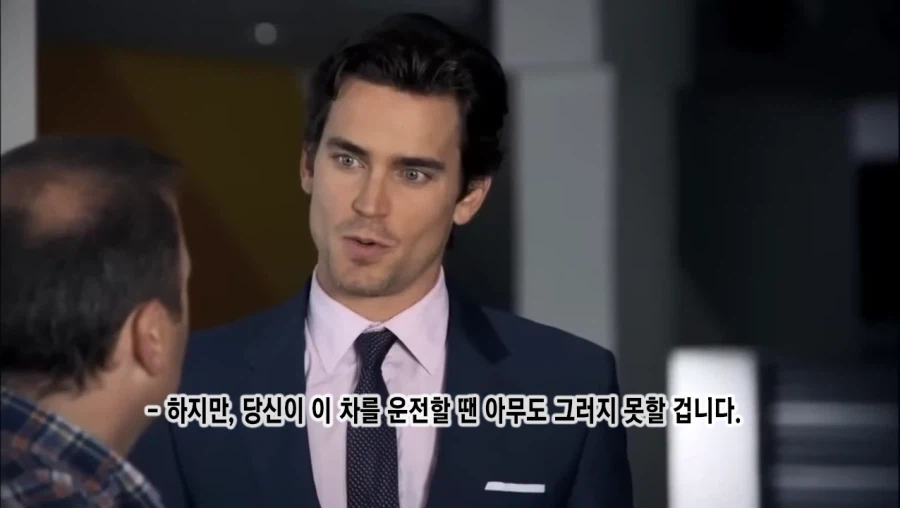 람보르기니 매장을 어슬렁거리는 허름한 차림의 아저씨.ISBM_10.webp