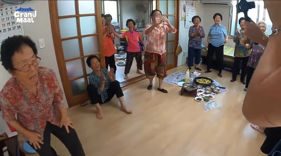 말 안통하는 외국인 무리가 시골에서 밥집을 찾음_6.jpg