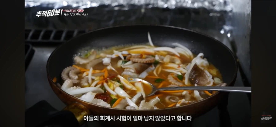 방 안에서 몇 년째 시험 준비하는 아들을 기다리는 어머니의 하루_4.webp