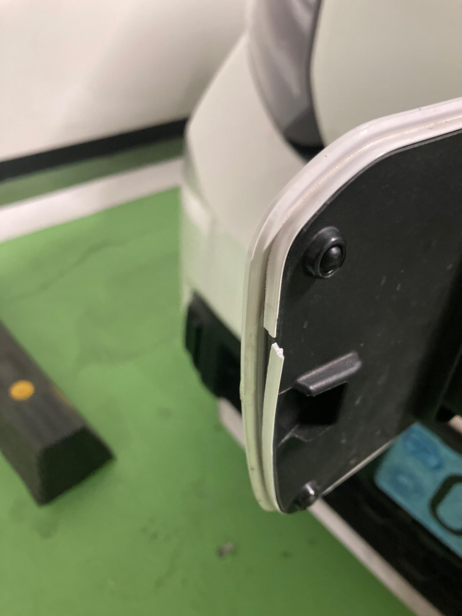 형님들 레이ev 충전덮개? 이게 저절로 끊어졌는데 as 되려나요?