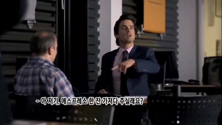 람보르기니 매장을 어슬렁거리는 허름한 차림의 아저씨.ISBM_21.webp