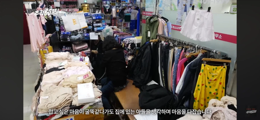 방 안에서 몇 년째 시험 준비하는 아들을 기다리는 어머니의 하루_14.webp