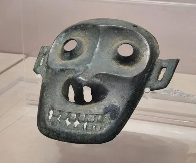 유물을 토대로 복원한 고대 중국 상나라 갑옷.jpg_8.webp