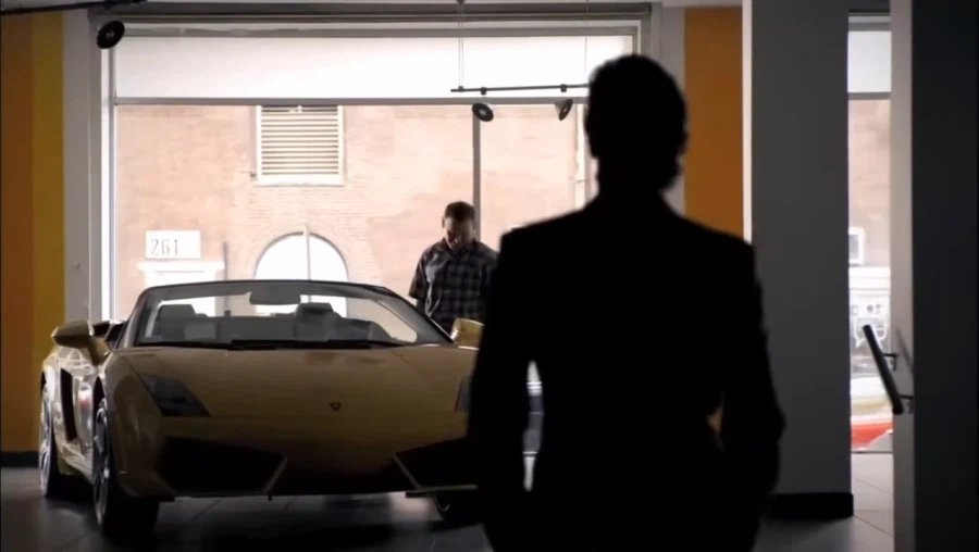 람보르기니 매장을 어슬렁거리는 허름한 차림의 아저씨.ISBM_4.webp