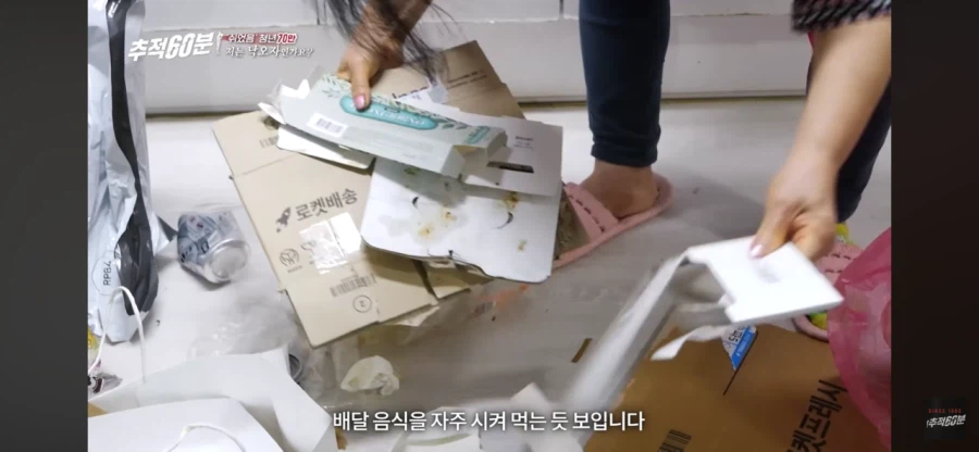 방 안에서 몇 년째 시험 준비하는 아들을 기다리는 어머니의 하루_26.webp