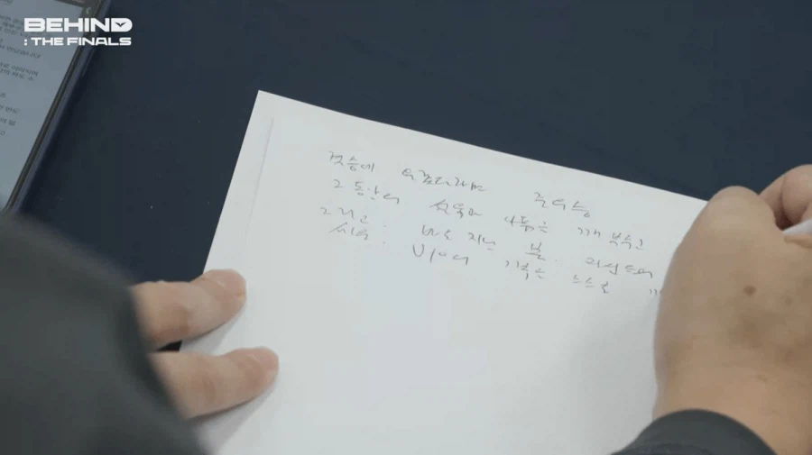 전용준 캐스터가 대본을 수기로 작성하는 이유_2.webp