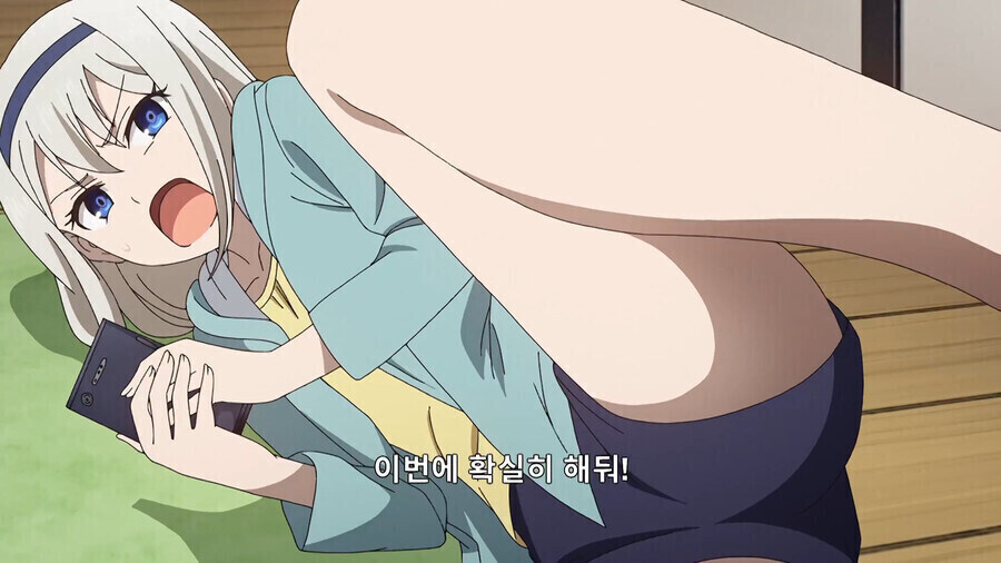 오빠 앞에서 한 쪽 다리 들고 유혹하는 여동생 甲.jpg