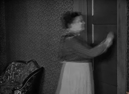 고전 영화에서 집세 받으러 온 아주머니 피하는 방법