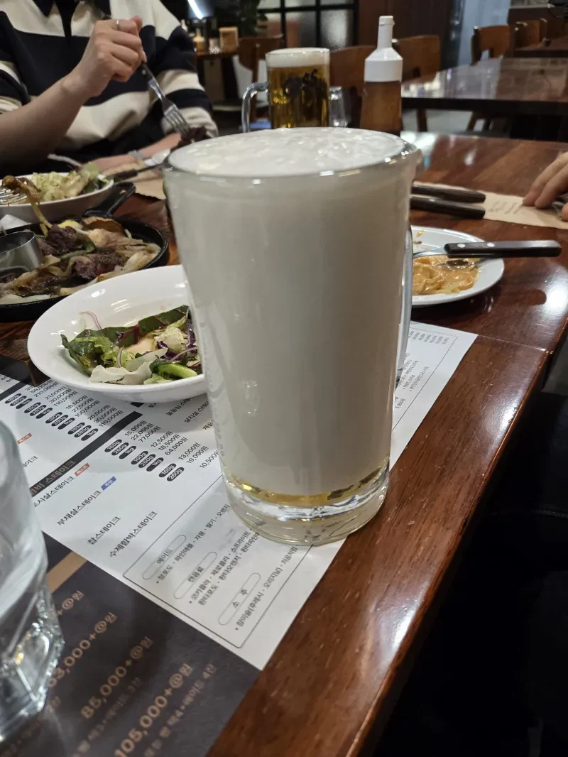 맥주 개 못따르기 대회 우승작