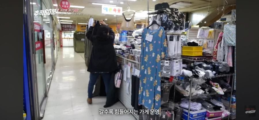 방 안에서 몇 년째 시험 준비하는 아들을 기다리는 어머니의 하루_13.webp