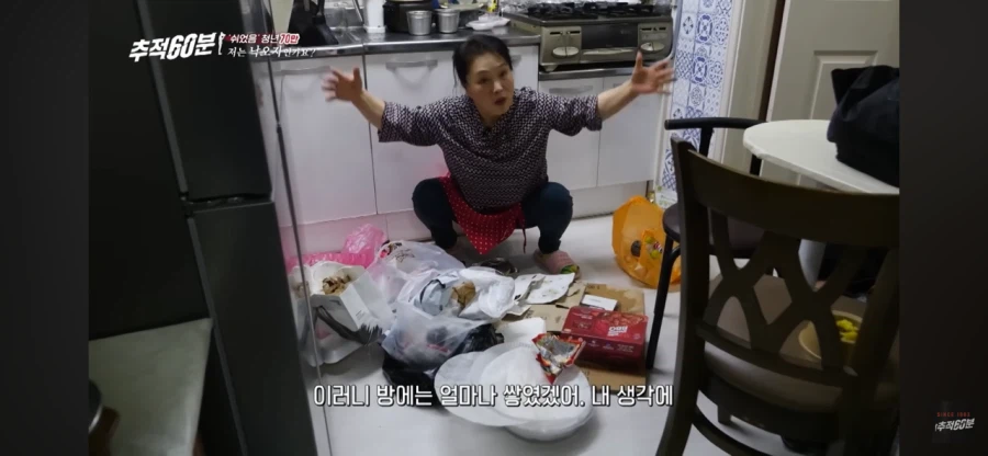 방 안에서 몇 년째 시험 준비하는 아들을 기다리는 어머니의 하루_27.webp