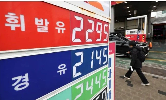 [단독] 전쟁 핑계로 하루새 54원 올려…정부, 주유소 담합 조사한다