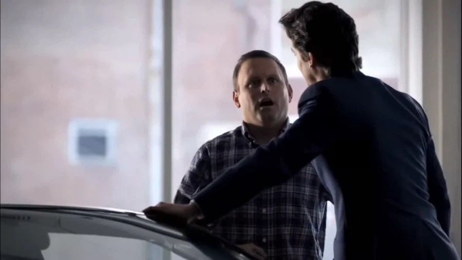 람보르기니 매장을 어슬렁거리는 허름한 차림의 아저씨.ISBM_14.webp