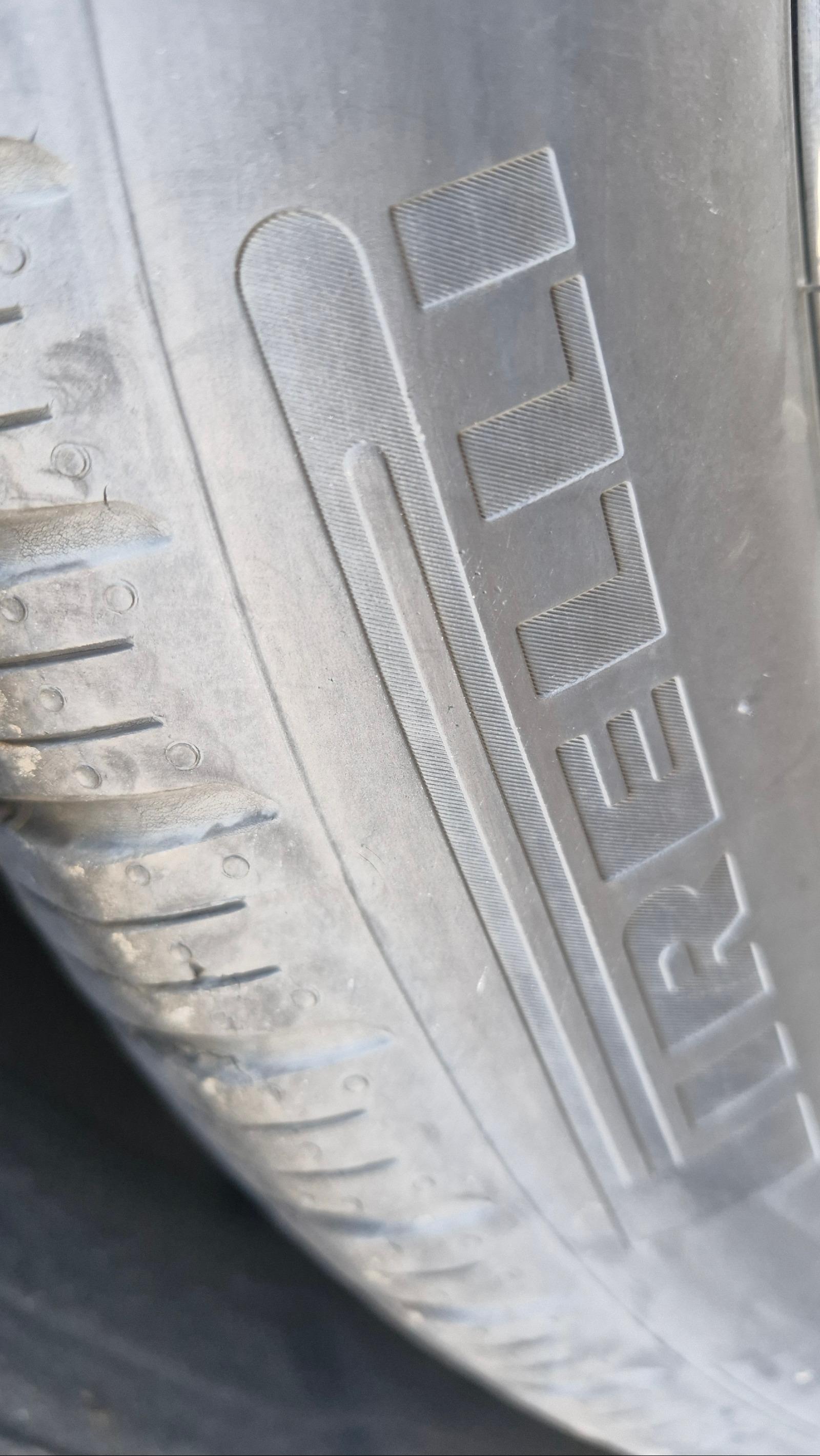 타이어 한 번 봐 주세요~~