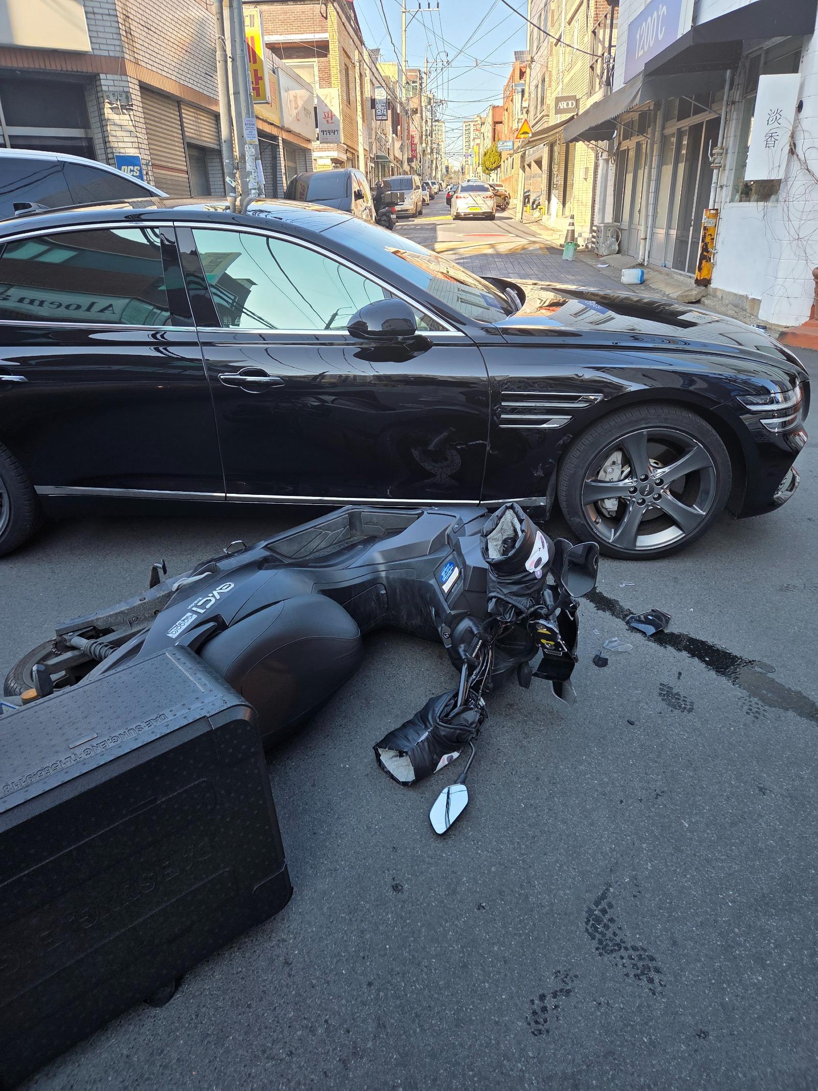 동네 골목 교차로 오토바이와 사고