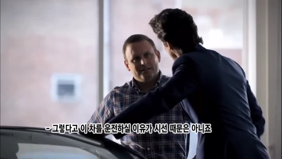 람보르기니 매장을 어슬렁거리는 허름한 차림의 아저씨.ISBM_11.webp