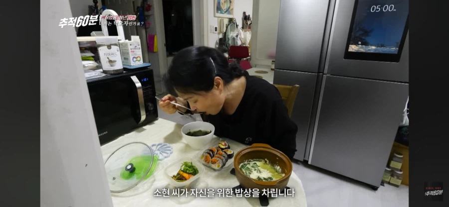 방 안에서 몇 년째 시험 준비하는 아들을 기다리는 어머니의 하루_31.webp